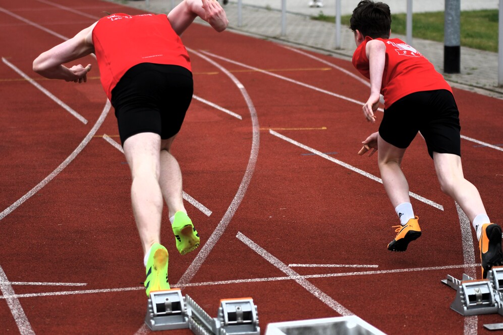 Start aus dem Startblock als Leichtathlet: links im Bild Lorke von hinten