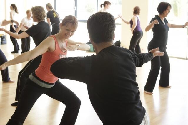 Eine Gruppe mit Trainer: Tanz mit Elementen der Maori und dem Thai Chi