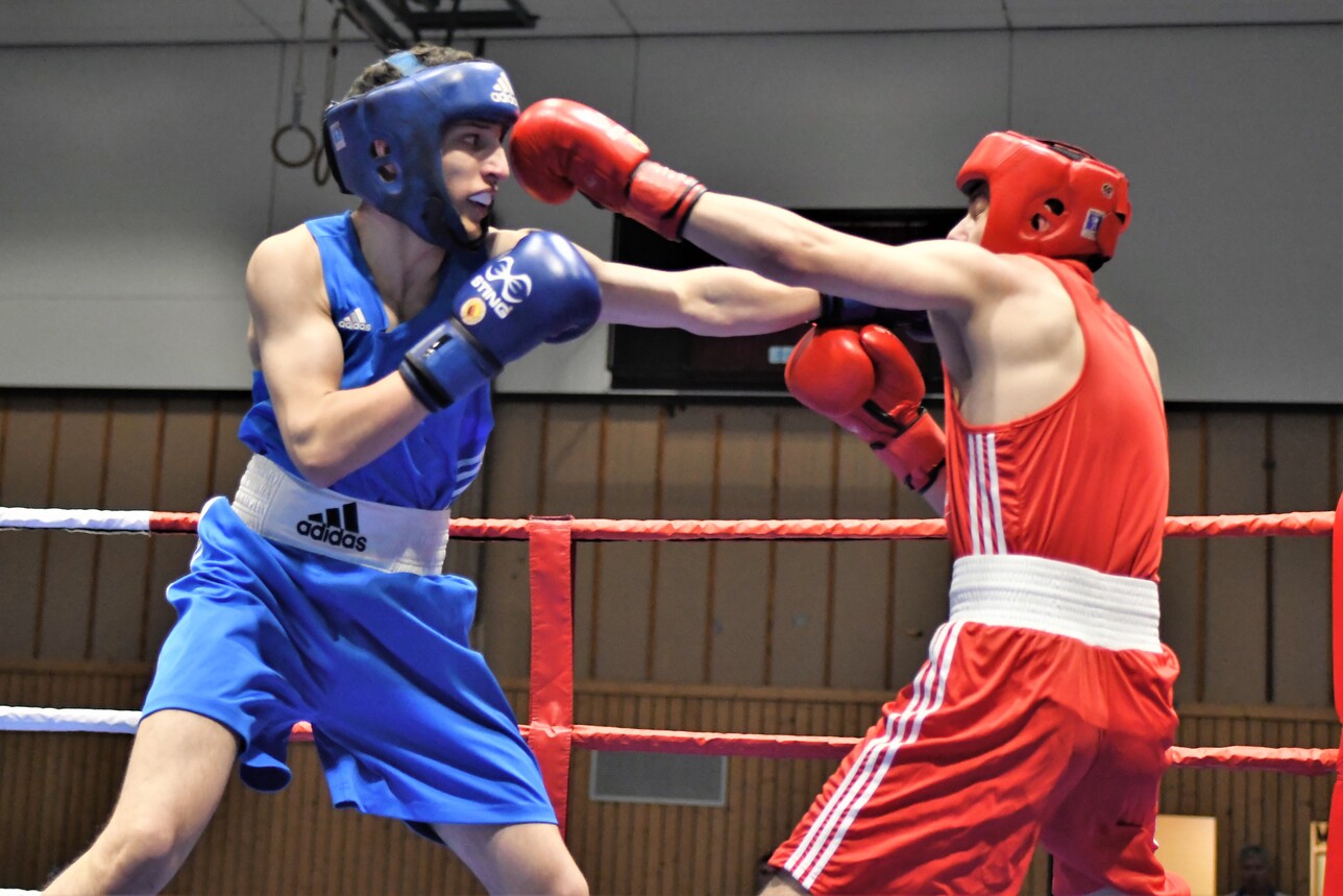 Archivbild von 2023: Azem Samer Boxer in blau Hose vom Delmenhorster Turnverein von 1856 e.V. im Ring. Boxt eine lange, linke Gerade gegen seinen Kontrahenten in Rot