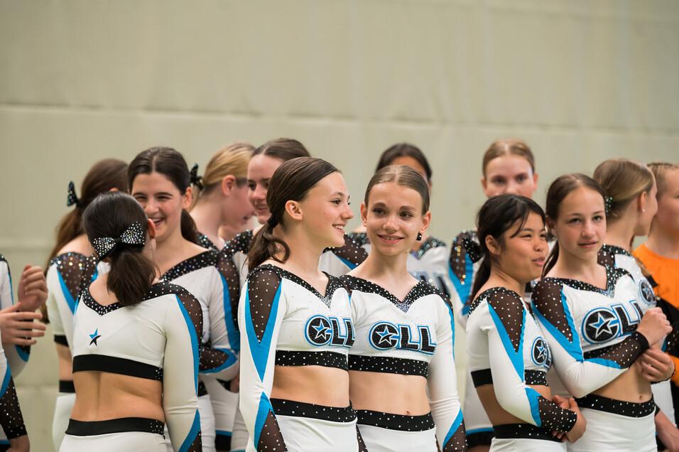 Cheerleader in der Sporthalle mit weißen Trikots