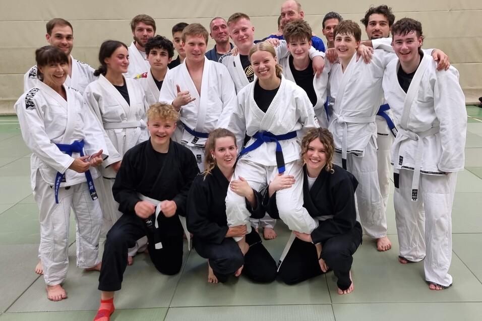 Gruppenfoto Team BJJ/ju-Jutsu DTV 1856 - freuen sich über die Rückkehr eines Teammitglieds