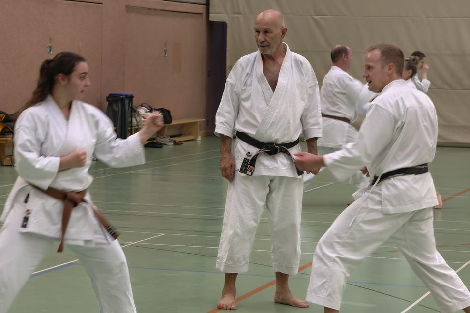 Karate Lehrgang DTV - Drei Menschen in Karateposition