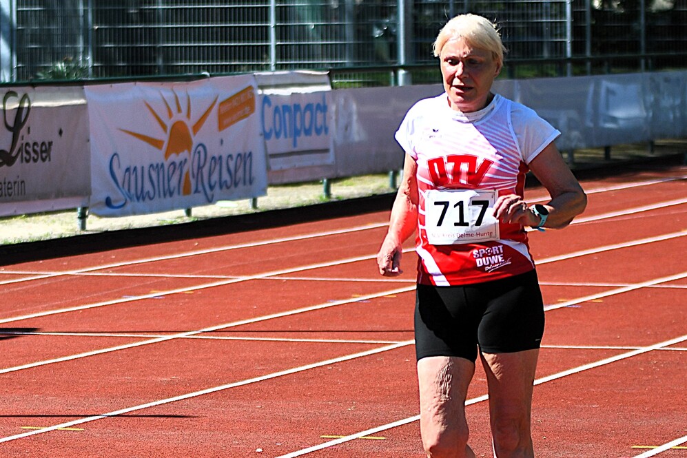 Delmenhorster Turnverein Leichatlethin Renate K&ouml;hler beim Geher Wettbewerb auf der Bahn