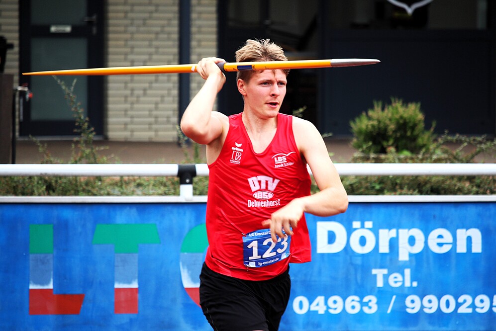Leonard Brockhoff im roten Trikot, vom Delmenhorster Turnverein von 1856 e.V. l&auml;uft zu seinem Speerwurf bei der Bezirksmeisterschaft 2025 an.