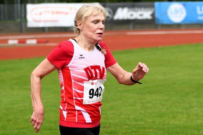 Renate Köhler Leichtathletin vom Delmenhorster Turnverein von 1856 e.V. beim Gehwettbewerb auf den Bahn im Stadion