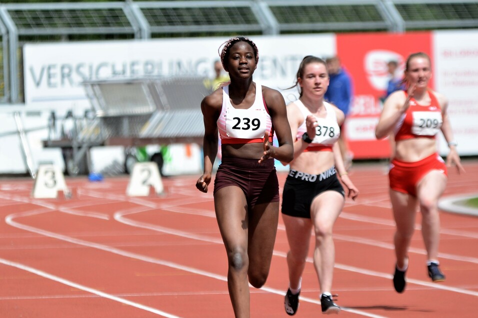 DTV 1856 Leichathletin im Sprint auf der Bahn im Leichtathletikstadion