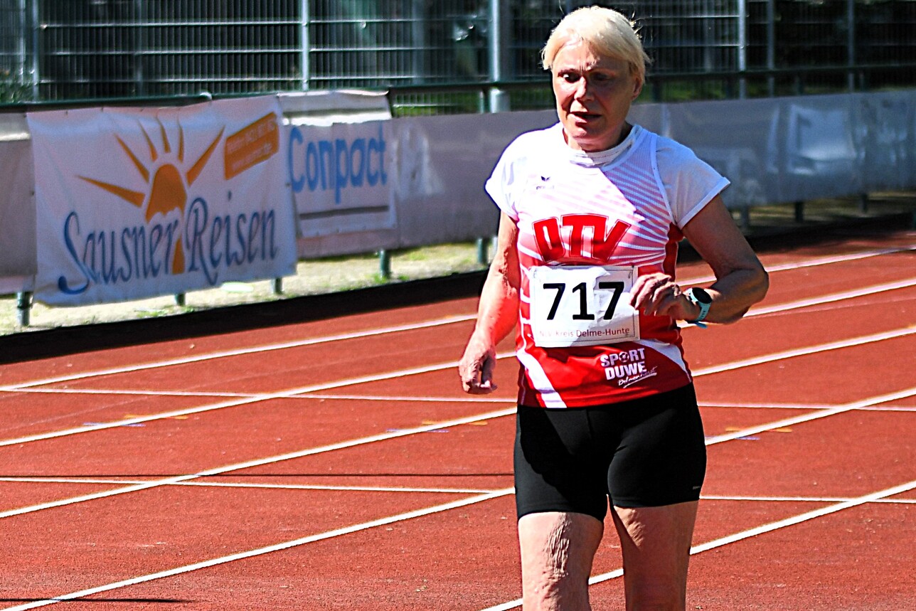 Delmenhorster Turnverein Leichatlethin Renate K&ouml;hler beim Geher Wettbewerb auf der Bahn