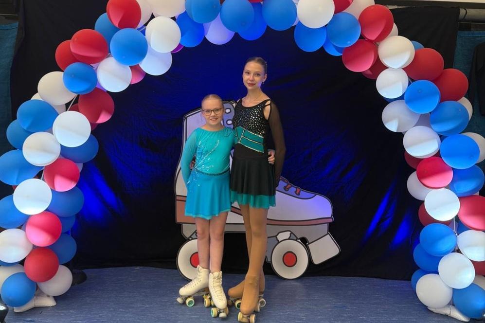 Rollsportlerinnen vom Delmenhorster Turnverein Jola Schüttke und Michelle Becker Rollsportlerinnen Jola Schüttke und Michelle Becker vom Delmenhorster Turnverein unter einer blau-weiß-roten Ballongirlande