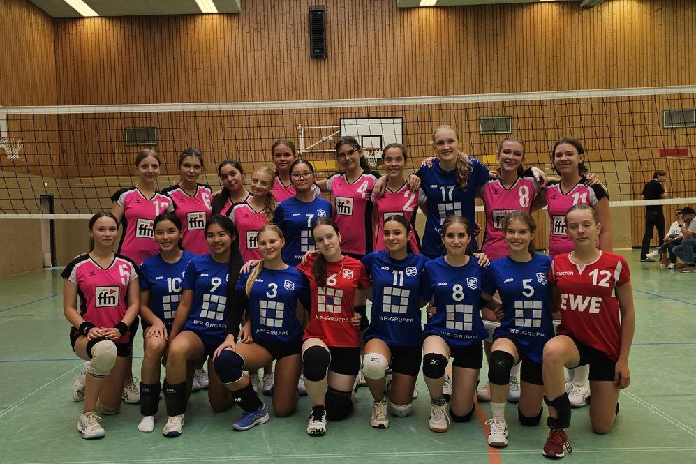 Mannschaftsfoto-U16w und 6.Damen in pinken und blauen Trikots