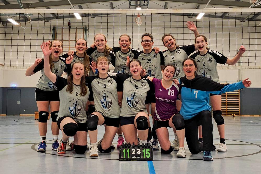 Damen Volleyballteam Delmenhorst freut sich &uuml;ber Sieg
