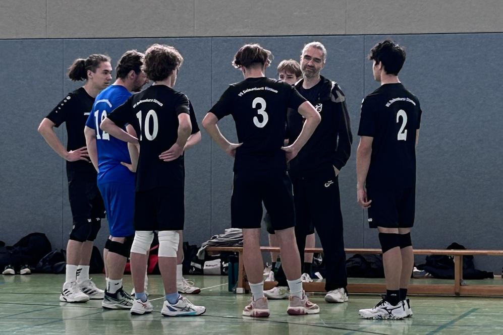 Volleyballer 5. Herren VG Delmenhorst-Stenum in der Teambesprechung