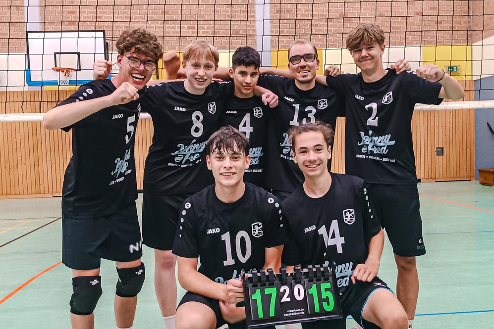 Junges Volleyballteam der Volleyballgemeinschaft Delmenhorst-Stenum jubelt in schwarzen Trikots &uuml;ber den ersten Platz beim Regionspokal 2025