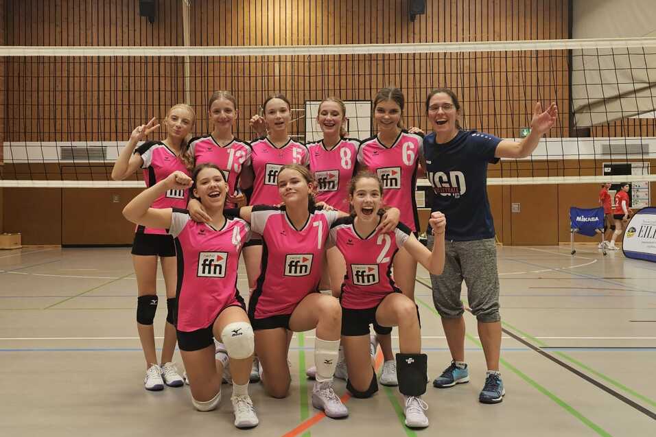 weibliche Volleyballerinnen der U16 (VGD) Teamfoto in pinken Trikot