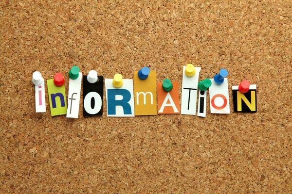 Pinwand mit Buchstabenschnipsel - Information