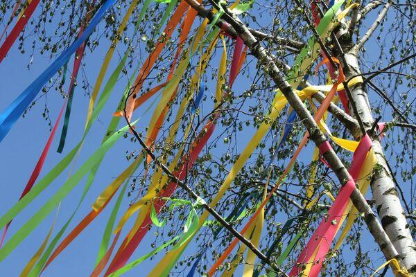 Bunte B&auml;nder am Baum