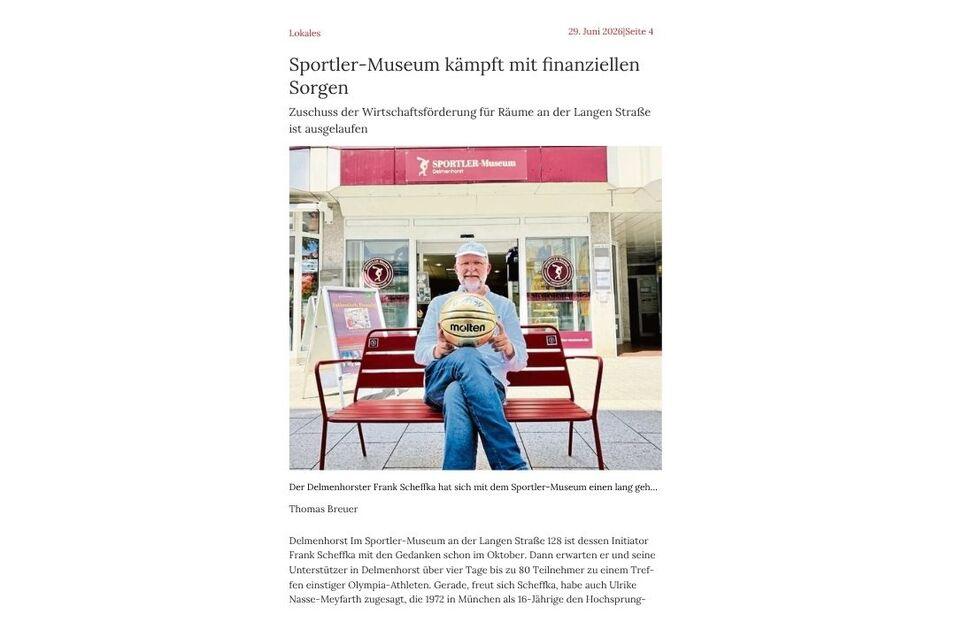 Mann auf Bank mit goldenem Moltonball vorm Sportler-Museum