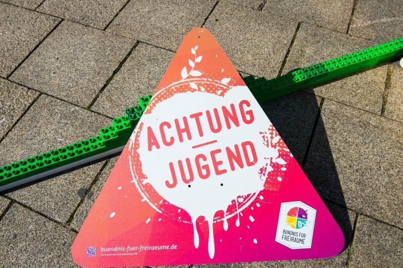 "Achtung Jugend" Schild Dreieck pink-rot
