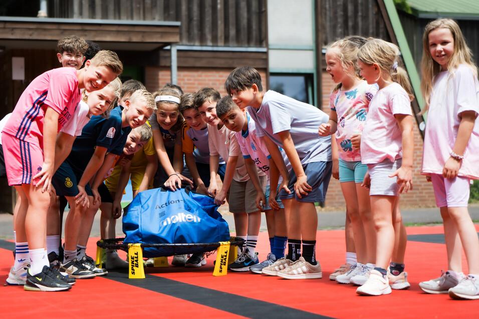 l&auml;chende Kinder in Sportkleidung